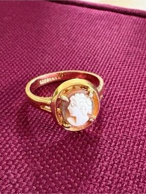 Italian-Crafted Shell Silver with Gold Plating Cameo Ring (size 9)